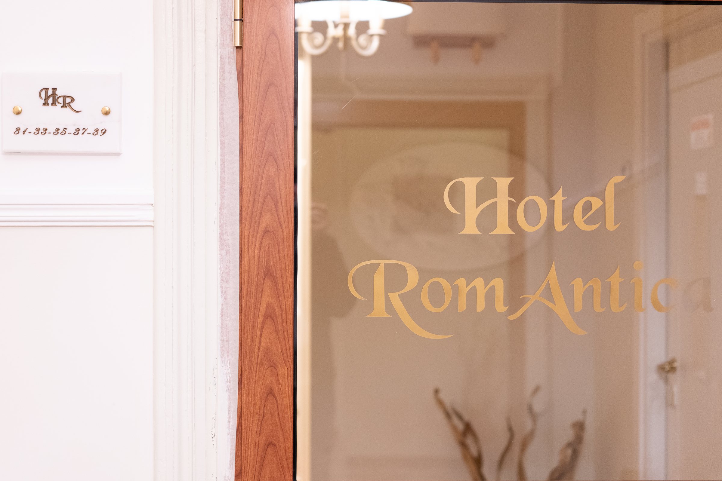 Ingresso con logo Hotel Romantica